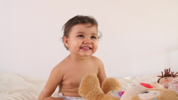 Entzückendes Baby spielt mit Spielzeug — Stockvideo