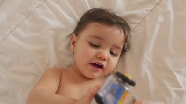 Αξιολάτρευτο μωρό παίζει με το παιχνίδι — Αρχείο Βίντεο
