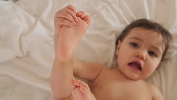 Αξιολάτρευτο μωρό παίζει — Αρχείο Βίντεο