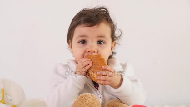 Schattig baby eten brood — Stockvideo