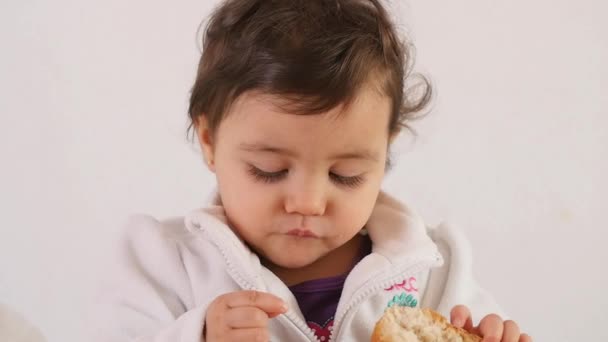 Schattig baby eten brood — Stockvideo