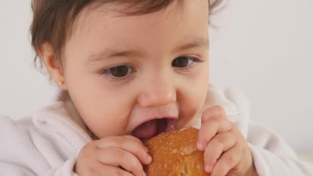 Schattig baby eten brood — Stockvideo