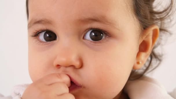 Adorable bebé comiendo pan — Vídeo de stock