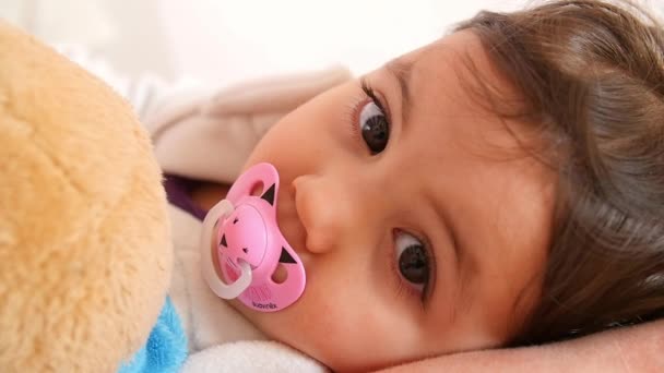 Adorabile bambino giocare con giocattolo — Video Stock