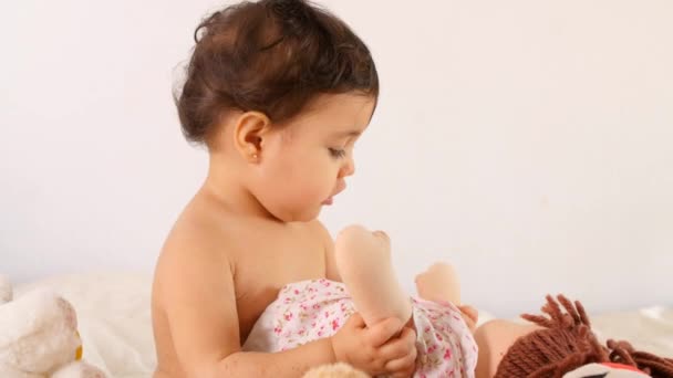 Adorável bebê brincando com brinquedo — Vídeo de Stock