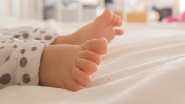 Прелестные милые детские ноги — стоковое видео