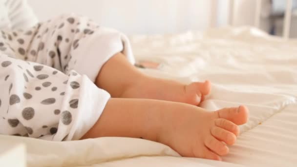 Αξιολάτρευτο μωρό χαριτωμένο πόδια — Αρχείο Βίντεο