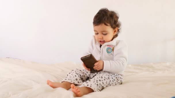 Imádnivaló baba játszó tabletta — Stock videók