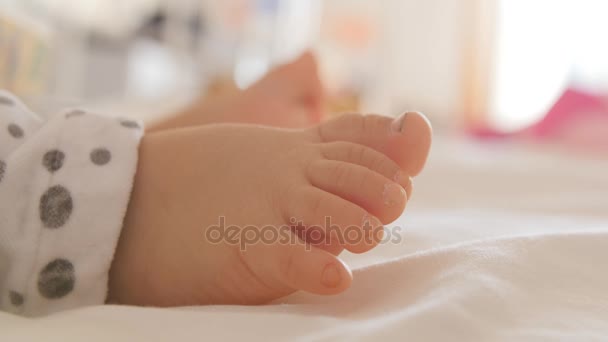 Schattig schattige baby voeten — Stockvideo