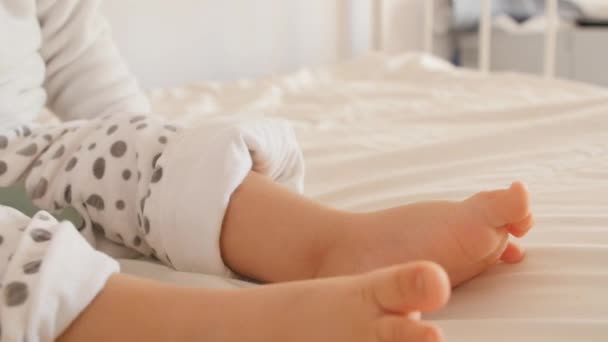 Adorable lindo bebé pies — Vídeos de Stock