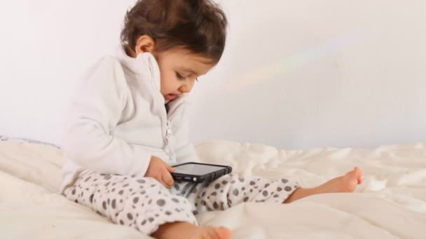 Adorabile bambino che gioca con tablet — Video Stock