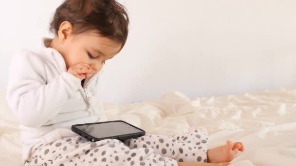 Entzückendes Baby spielt mit Tablet — Stockvideo
