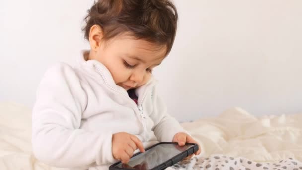 Чарівна дитина грає з планшетом — стокове відео
