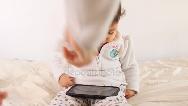 Очаровательный ребенок играет с планшетом — стоковое видео