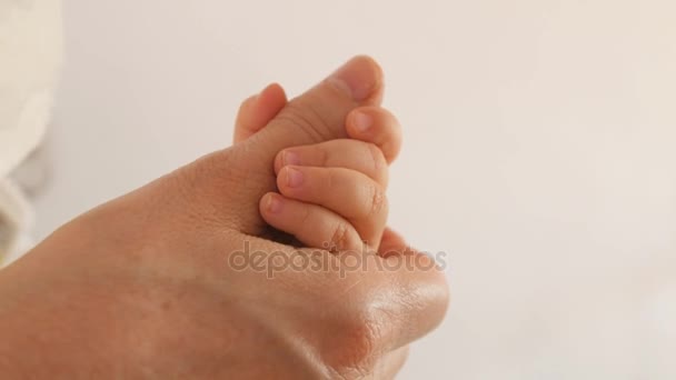 Mère tenant les mains du bébé — Video