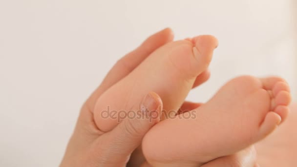 Mother holding baby feet — Stock Video