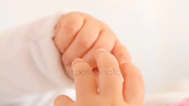 Roztomilé roztomilé dítě ruce — Stock video