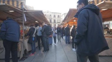 Barselona Caddesi üzerinde kişi