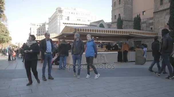 Mensen op straat van Barcelona — Stockvideo