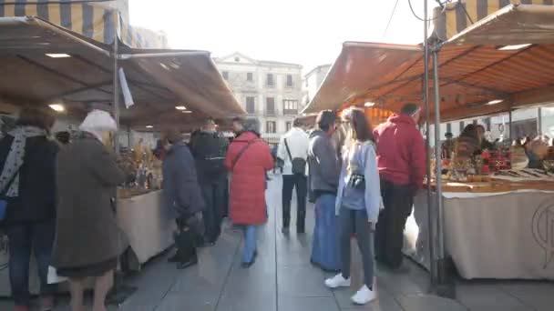 Folk på Barcelona Street – Stock-video