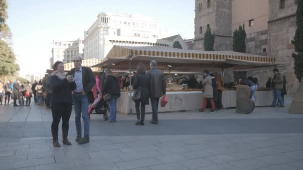 Barselona Caddesi üzerinde kişi — Stok video