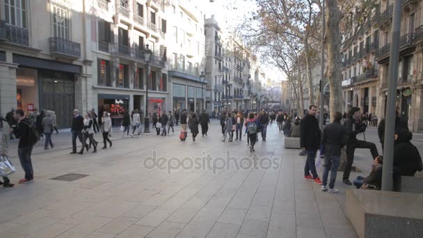 Pessoas na rua Barcelona — Vídeo de Stock