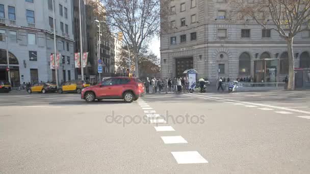 Gente en la calle Barcelona — Vídeos de Stock