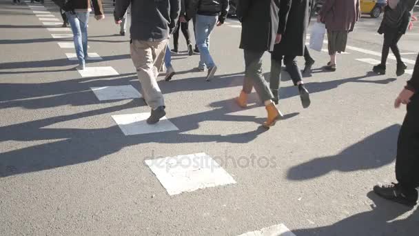 Mensen op straat van Barcelona — Stockvideo