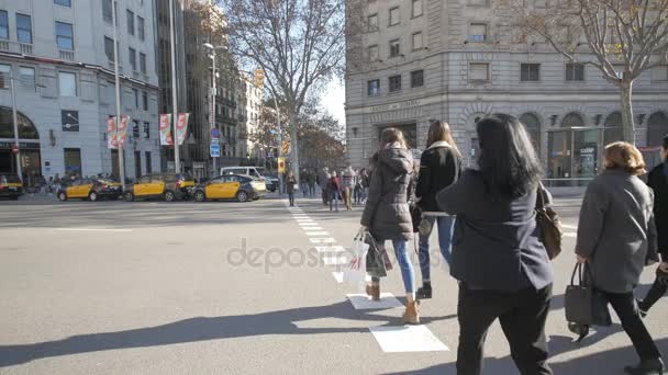 Menschen auf der Barcelona Street — Stockvideo