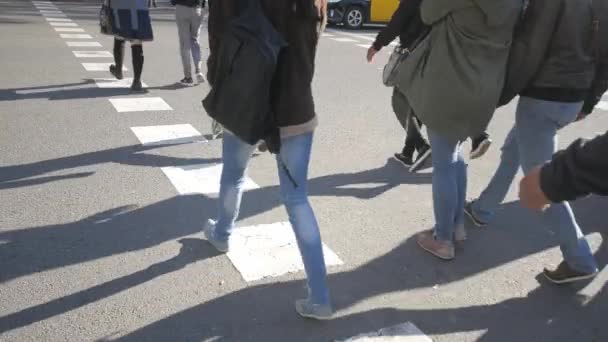 Människor på gatorna i Barcelona — Stockvideo