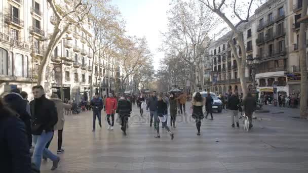 Gente en la calle Barcelona — Vídeos de Stock