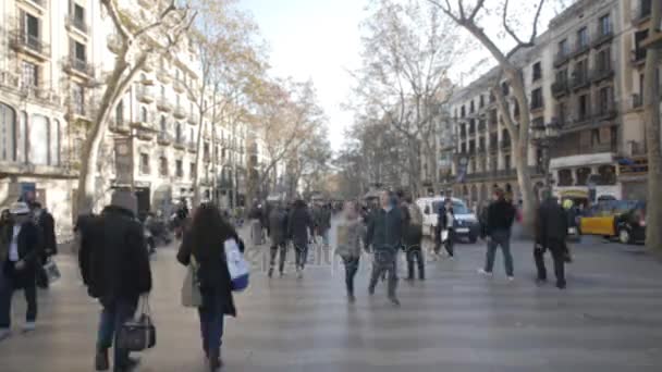 Menschen auf der Barcelona Street — Stockvideo