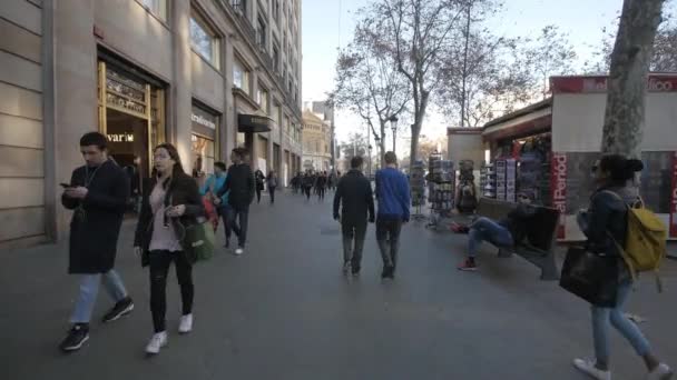 Menschen auf der Barcelona Street — Stockvideo