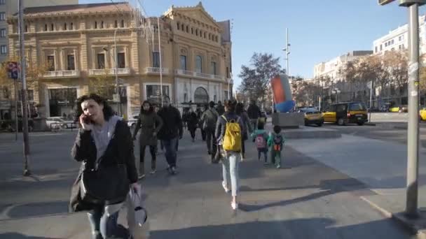 Lidé na ulici Barcelona — Stock video