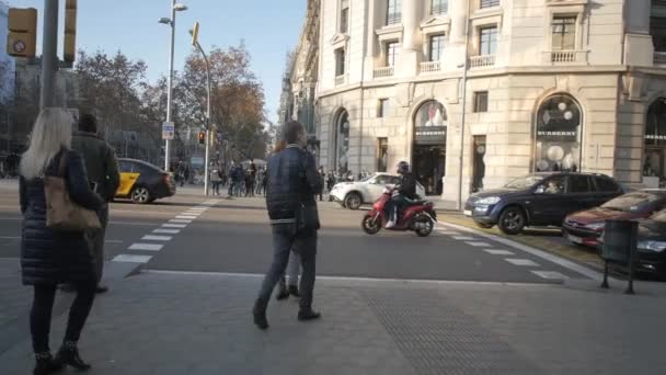 Menschen auf der Barcelona Street — Stockvideo