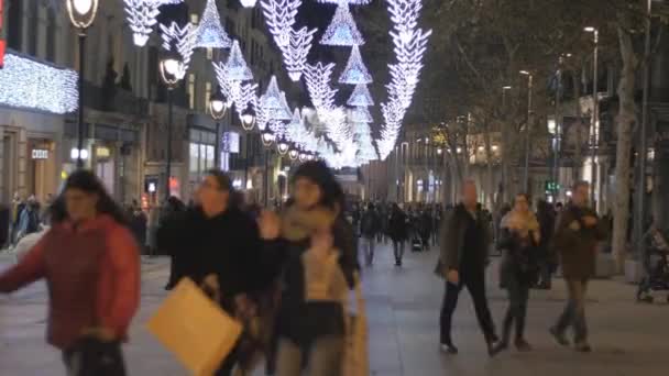Menschen gehen vor Weihnachten spazieren und einkaufen — Stockvideo
