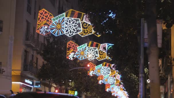 Barcelona calle de la ciudad en Navidad — Vídeos de Stock
