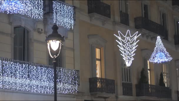 Barcelona calle de la ciudad en Navidad — Vídeo de stock