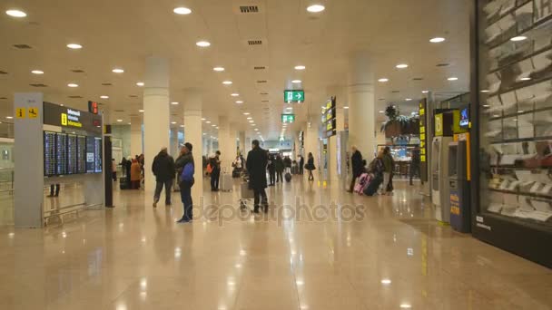 Lidé na letišti v Barceloně — Stock video