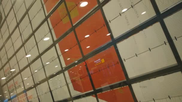 バルセロナ空港目的地板 — ストック動画