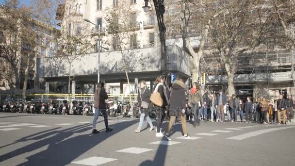 Menschen auf der Barcelona Street — Stockvideo