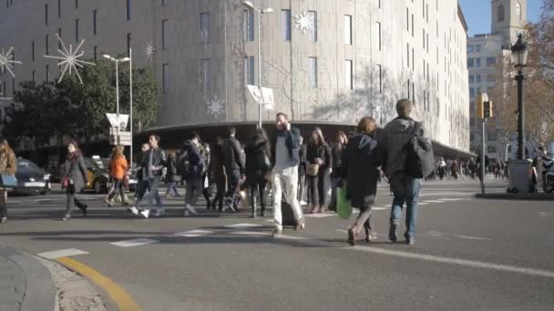 Människor på gatorna i Barcelona — Stockvideo