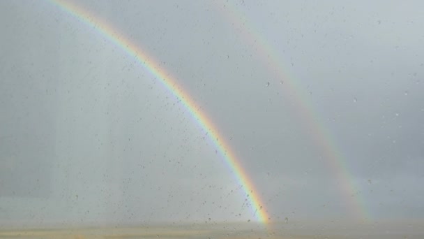 Arco iris elevándose en el cielo — Vídeos de Stock