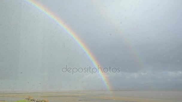 Arco iris elevándose en el cielo — Vídeos de Stock