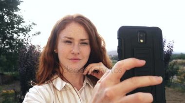 Genç Kızıl saçlı kız alma selfie