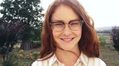 Küçük kızıl saçlı kız