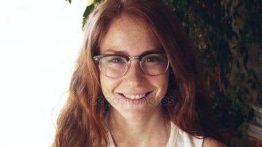 Genç Kızıl saçlı Kız bardaklarda