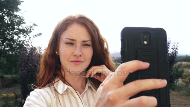 Jovem ruiva menina tomando selfie — Vídeo de Stock