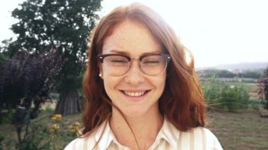 Küçük kızıl saçlı kız