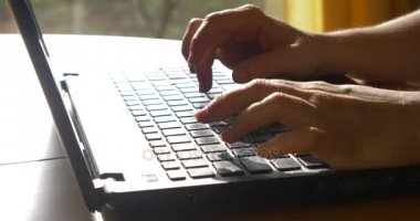 Dizüstü bilgisayarda klavyede yazılıyor